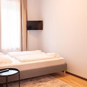 Zimmer mit Kingsize-Bett